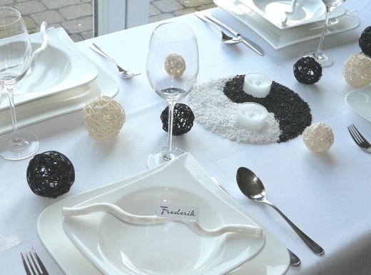 Tischdeko-online mit dem Mustertisch Asia. Tisch 2. Bild 4. Yingyang, Kuwa-Stöckchen, Rattankugel für Ihre Hochzeit als Tischdekoration oder die private Feier.